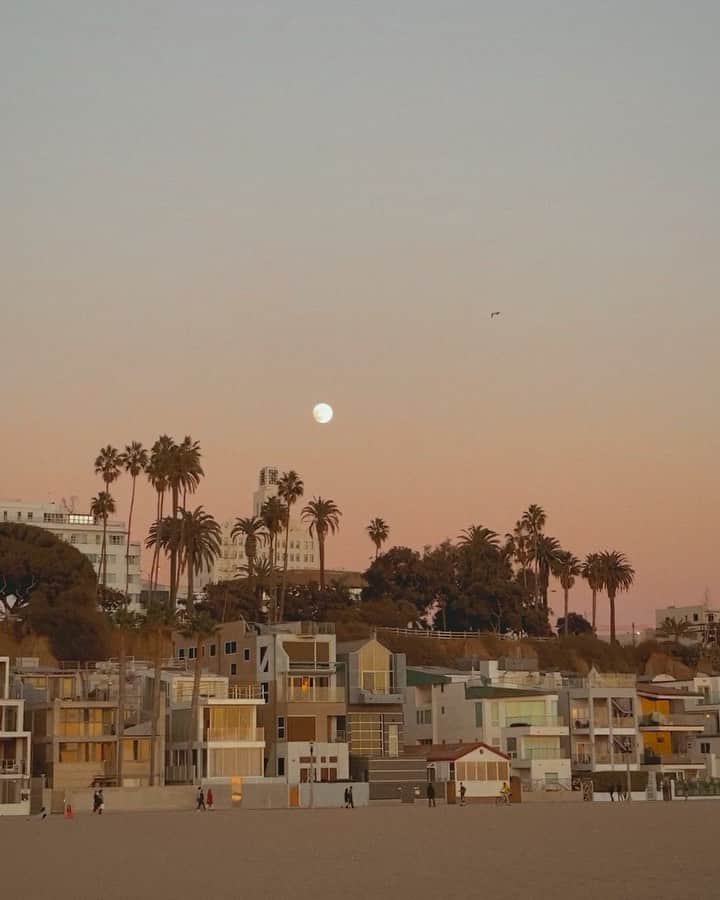 Marianna Hewittのインスタグラム：「I used to rarely go to the beach. I always complained it was too far or there was too much traffic or I was always out of town. But being home since March (well February actually) it’s become one of the few places I go — and I realized that quiet sunsets by the beach might be my most favorite thing about living in LA 🌅」