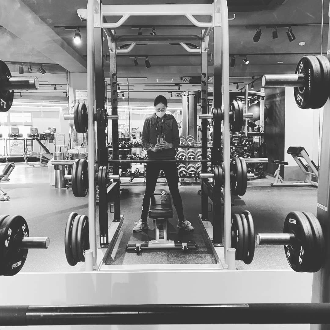 のインスタグラム：「筋トレ!!!!  日々感じる筋力の低下...😅  （コートでのパフォーマンスを少しでも良くしたい気持ちもあるけど） 背の高い私は特に育児すると姿勢が悪くなるので、背中と体幹を多めに意識してます！  引退して10年経ってても、重りが一般人レベルでも、こう言うの場所にいるだけで自分自身のエネルギーをあげると確信してます😜  #キッズテニス #筋トレ #ファスティング #デトックス #オーガニック @itsukaichiclub  #課外活動 #免疫力アップ #身体はたべたもので出来ている  #生きづらくならない程度に #元プロテニスプレーヤー」