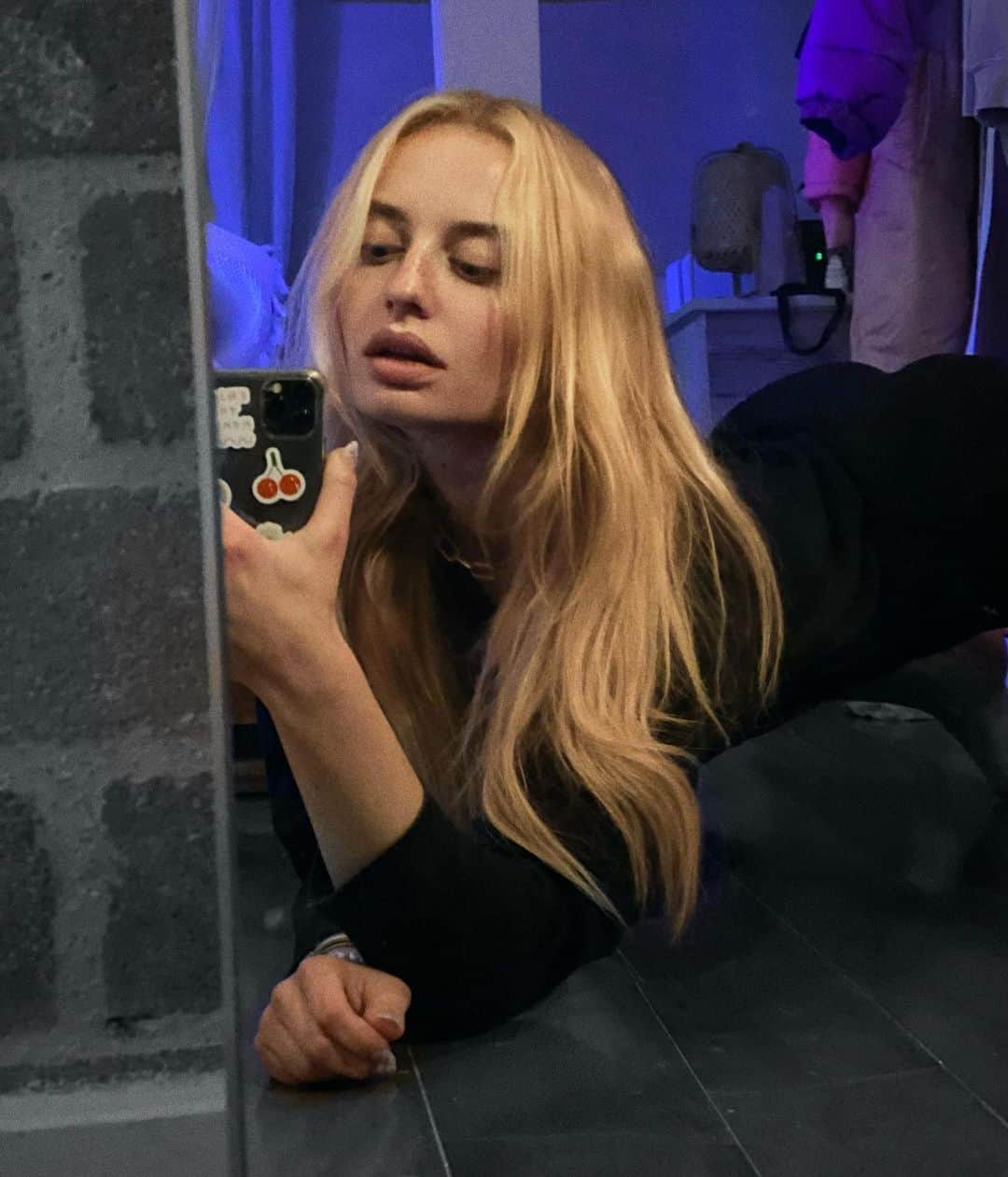 SONYA ESMANのインスタグラム：「send wart pics. 🤠」
