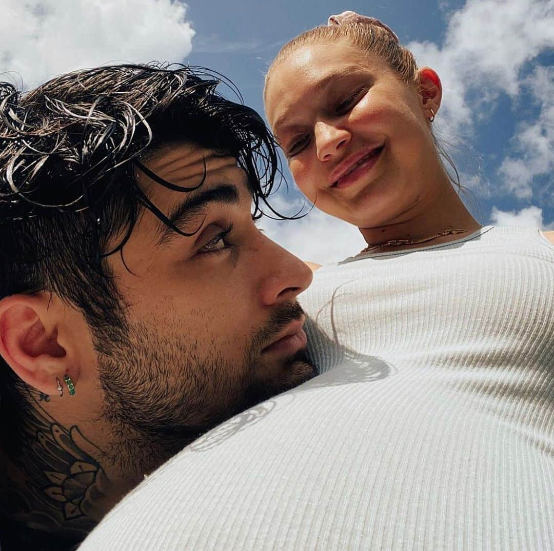 Just Jaredさんのインスタグラム写真 - (Just JaredInstagram)「Zayn Malik rests his head on girlfriend Gigi Hadid’s baby bump in this photo from August 2020, which she just shared to Instagram.  #GigiHadid #ZaynMalik Photo: @gigihadid」12月1日 13時50分 - justjared