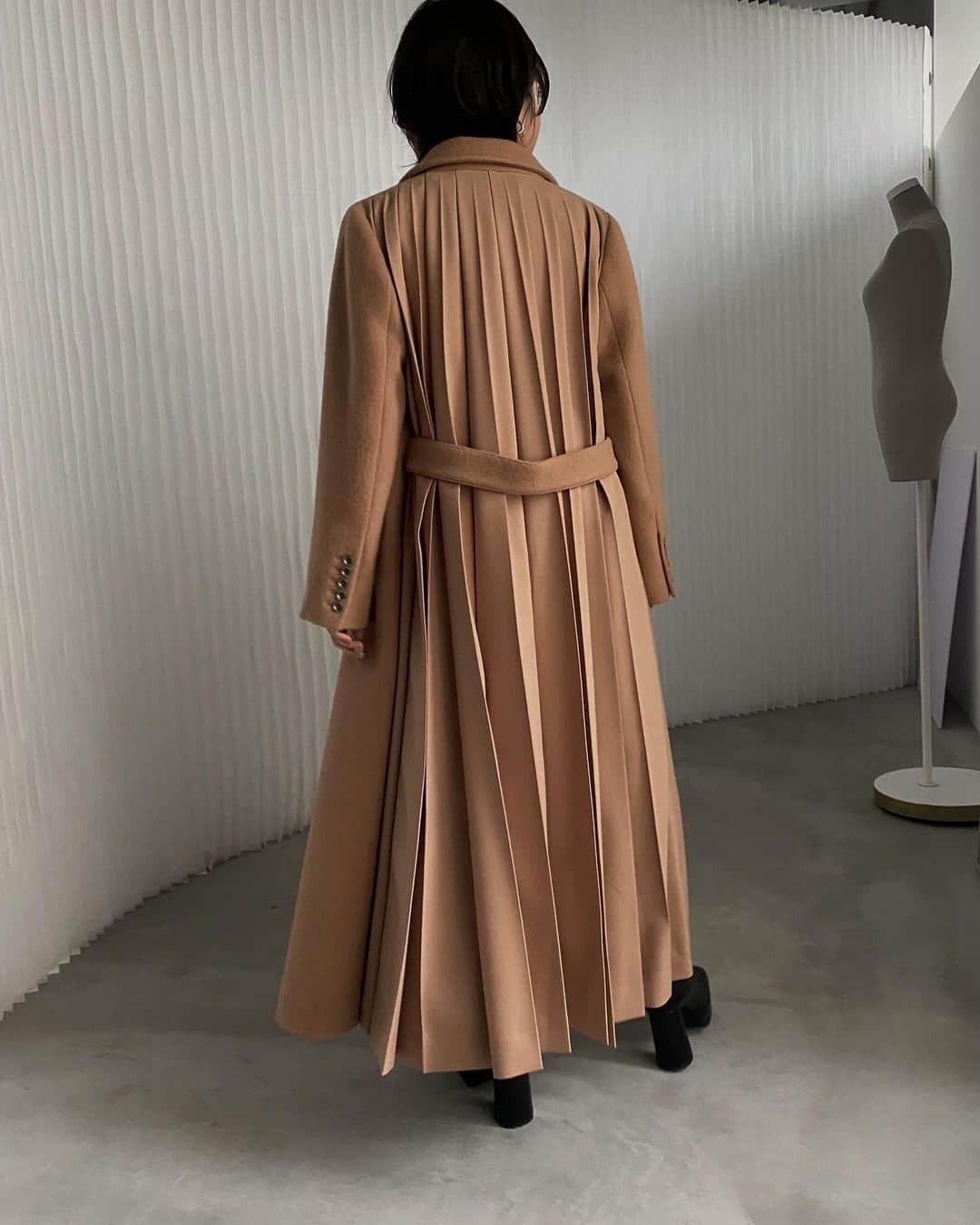 UNDRESSED BACK PLEATS COAT | www.jarussi.com.br