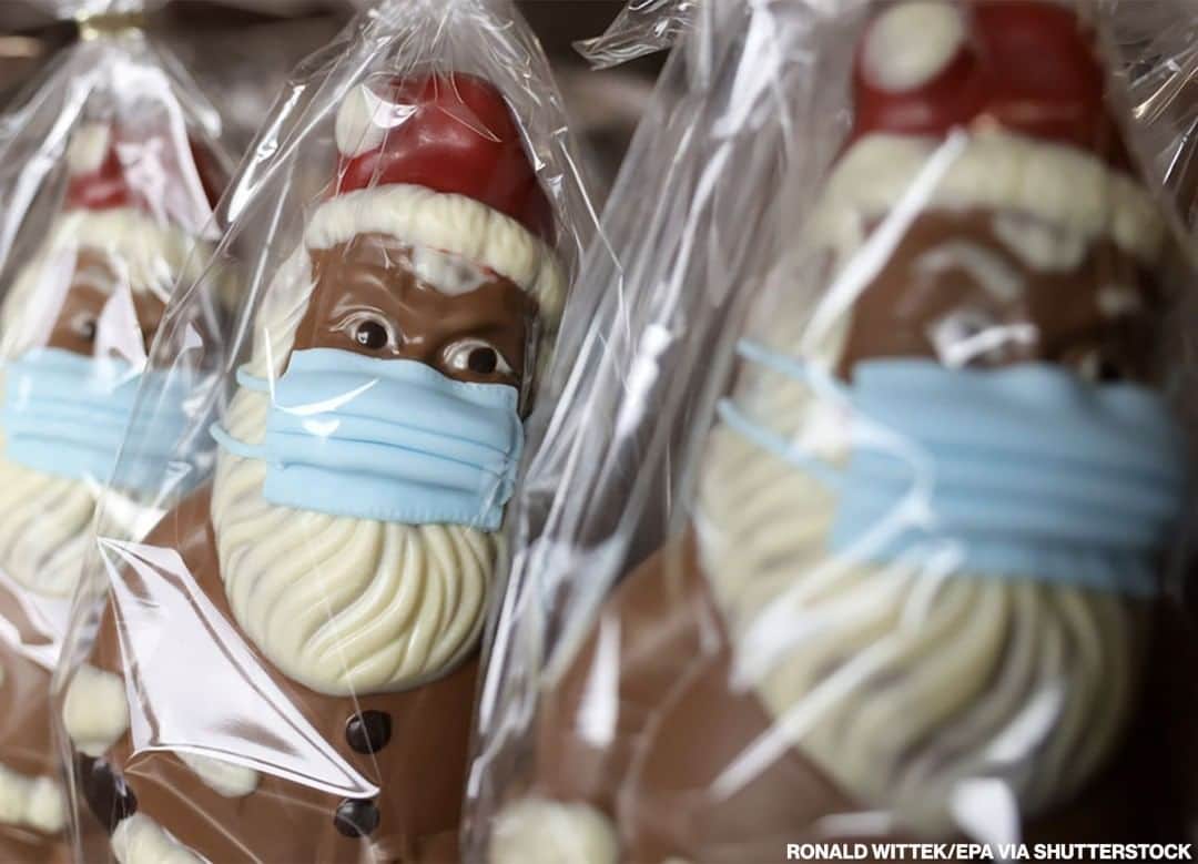 ABC Newsさんのインスタグラム写真 - (ABC NewsInstagram)「Chocolate Santas decked out with masks are seen on display at a factory in Pirmasens, Germany. #chocolate #santaclaus #germany」12月1日 14時04分 - abcnews