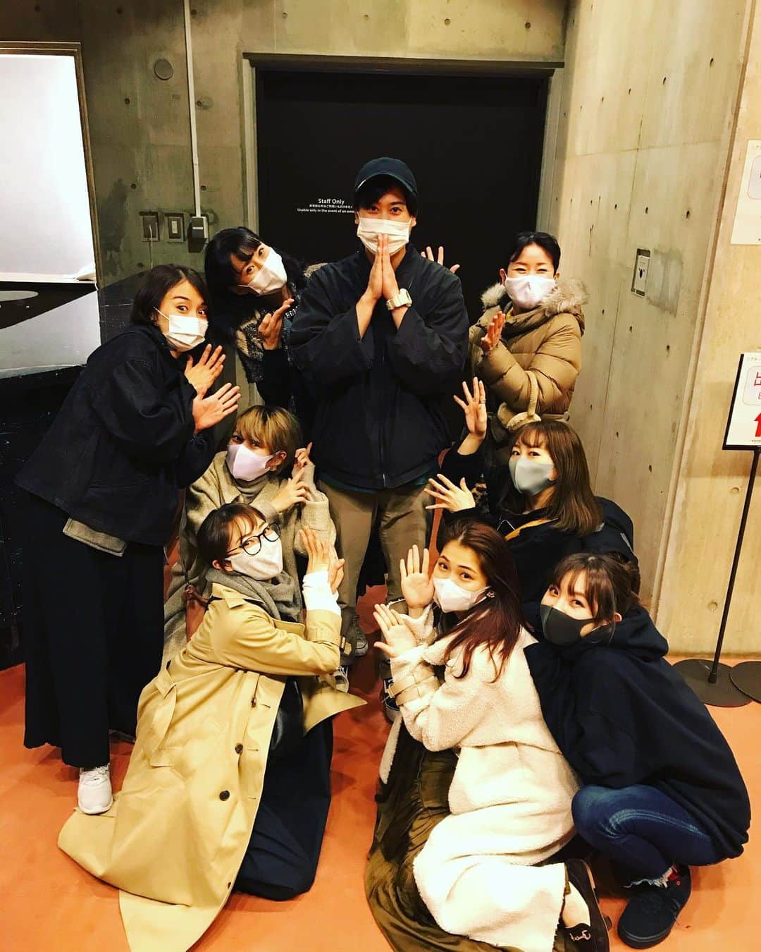 のインスタグラム：「無事に劇団時間制作　二十二回公演「迷子」終幕いたしました この大変な状況の中ご来場くださったみなさま、生配信を観てくださったみなさま、本当に本当にありがとうございました！！ また、どこかで、会えますように 精進してまいります💪  帰り際に急いで作・演出の谷さんと記念写真。 一瞬でこのフォーメーションをとる女優陣 チームワークがすばらしい。 お千佳さんは私のコートを踏んでます。笑  楽しかったなぁ。」