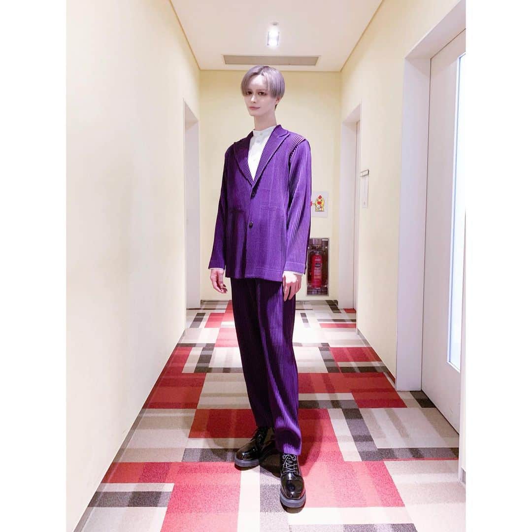 のインスタグラム：「・ 今夜は【さんま御殿】放送です✨ ディスタンスの収録って本当大変😂 でもメンバー最高だったから楽しかった🌹 お楽しみに❤︎❤︎❤︎  衣装は @hommeplisse_isseymiyake です！ #さんま御殿 #フワちゃん久しぶり」