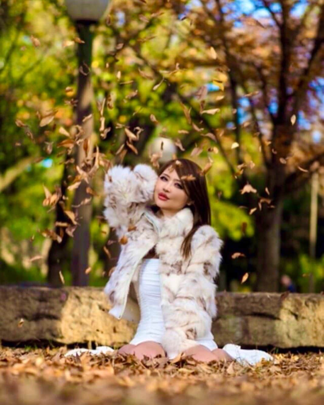 MIOのインスタグラム：「. お天気の良い日に、お散歩とかするのすき🍁💕 Mioと紅葉デートしたい人〜⁇🙋‍♀️🙋‍♂️ . #紅葉2020 #紅葉 #紅葉デート #紅葉狩り #ポートレート #ポートレート撮影 #モデル#大阪#撮影#japanesegirl#紅葉🍁」