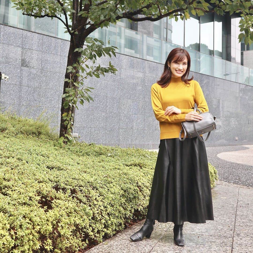GLAM JAPANのインスタグラム：「. . リモートワークが主流の時代に突入し、ファッションにも新しい考え方や価値感が求められる今、 画面越しに映えるトップスやたまに出社する時の通勤コーデ、 おうち時間を満喫させるリラックスウェアなど、少し戸惑っている人も多いのでは？😕 . . ライフスタイルが変化する中でも、常におしゃれにこだわる人気のインフルエンサー6人に、ティファールの注目の新製品「スチーム シュシュ コードレス」を使っていただきました。 彼女たちの体験コメントから“ワンランク上の自分”へのヒントをご紹介します💕 . . 詳しくはプロフィールのURLからチェック！☝️ . . #スチームシュシュコードレス #衣類スチーマー #ティファール #ティファールスチームシュシュ #コードレス衣類スチーマー」