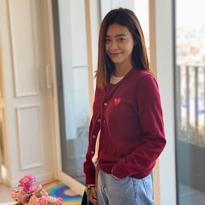 イ・ヨンウンのインスタグラム：「. 졸업앨범사진같이 나왔네 . #그러고보니30대졸업 #졸업앨범사진맞네🤣」