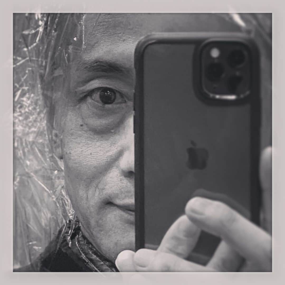 石野竜三さんのインスタグラム写真 - (石野竜三Instagram)「只今カラーリング中❗️ ここの所脱色が続いていたので、今日はお勧めの新色を入れる事に決定〜🤗」12月1日 14時27分 - ryuzou_ishino