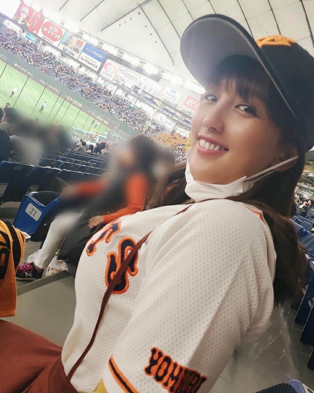 インスタ野球女子【公式アカウント】さんのインスタグラム写真 - (インスタ野球女子【公式アカウント】Instagram)「✩ ・ 今日は#ジャイアンツ女子 をご紹介させていただきます♡* ・ とっても美人さん🥰🧡 ・ @hisato.asami さんのアカウントも是非覗いてみてください✨* ・ インスタ野球女子ではプロ野球を観戦、応援している女性の方をRepostでご紹介させていただいています⚾* ・ みなさんも「#インスタ野球女子」をつけて投稿しよう！ 素敵な野球仲間が見つかるかも、、🙋！* ・ 素敵な投稿はリポストさせていただきます😘* ・ 次回もお楽しみに～～👋👋 ・ #ジャイアンツ#読売ジャイアンツ #ジャイアンツ女子#ジャイアンツファン #野球グッズ#野球観戦 #可愛い#美人#美女#女の子 #ジャイアンツファンと繋がりたい  #野球好きな人と繋がりたい#giants#tokyodome#baseball #インスタ野球女子 y」12月1日 14時27分 - baseball_girl_89