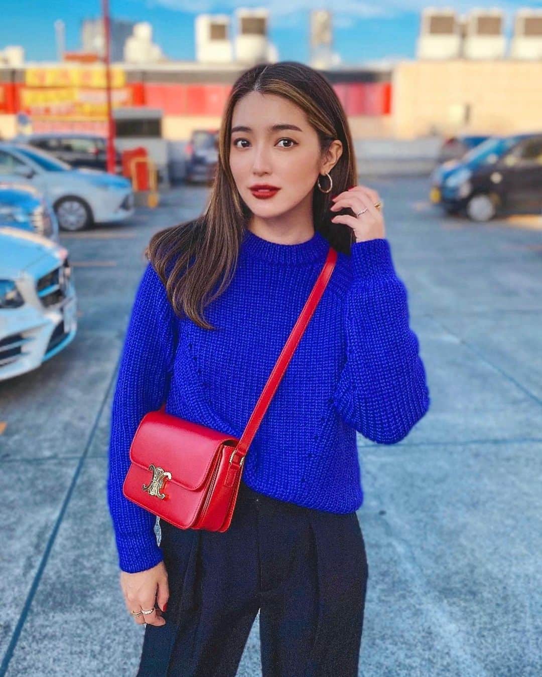 のインスタグラム：「December.  あっという間に年末な感じ。 最近は晴れの日も続いていて気持ちいい日🤍 冬服にキラキラピアス合わせるのが今の気分〜🤍 指輪もお気に入りがまた一つ増えました✨ #hello #love #instagood」