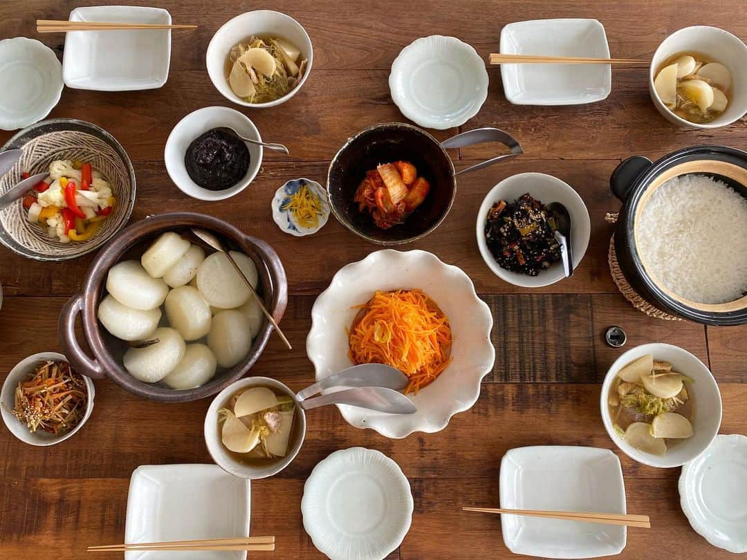 のインスタグラム：「まかない 熱々ふろふき大根に添えたお味噌は#青家 の新作、熟成生姜味噌をみりんでのばしたもの。 熟成生姜と3年味噌などで作っていて、かなり美味しい😭🙏　　 寒さが深まってきたので、じっくり育ててきた"身体を温め免疫力を上げるシリーズ"の新作食品たちを出来るだけ早くお届けしたいとスタッフ一同集中して作業してます✨  どれだけ忙しくても手作りまかないはとても大事☝️簡単な外食やパン食が続くと私はすぐ体調に出てしまう。 自分が元気だからこそ良いものが生み出せると思うので、ここ数日はママにまかない作りをお願いしていました。 親戚からもまかない用にたくさんの無農薬野菜が届いたり、ありがたいことだらけです🙏✨ #青山有紀」