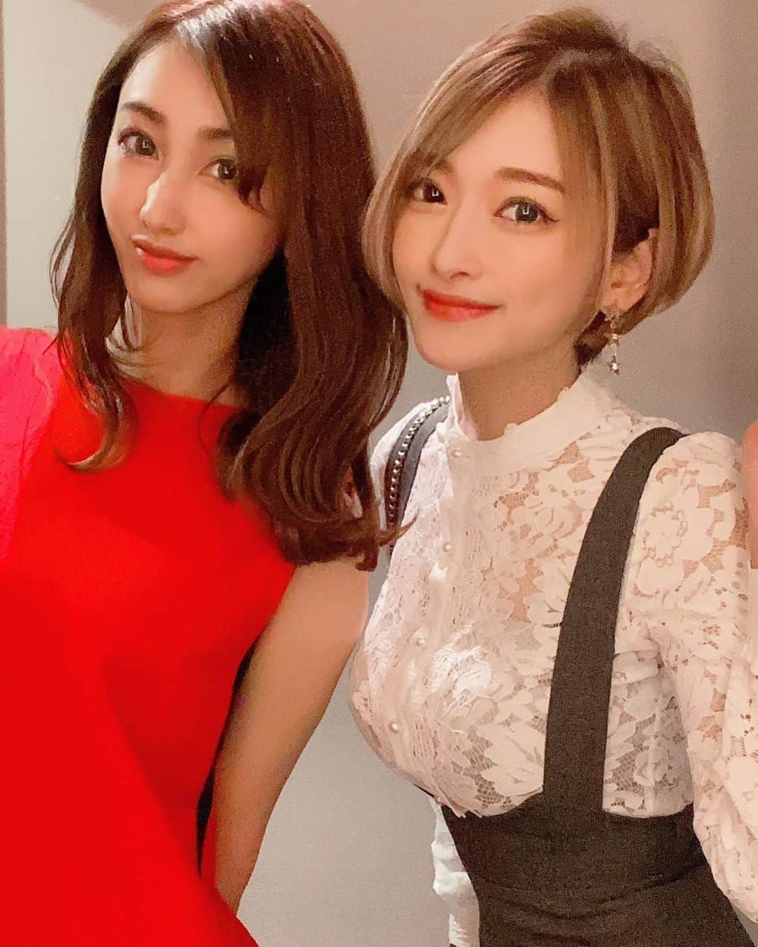 のインスタグラム：「. 例のセクシーなセットアップの写真を撮ろうと悪戦苦闘していたら @sei__lalahland が参加してくれました . 真顔でふざけてくるから危ない.. 出勤前から平気で髪の毛わしゃわしゃいじっちゃうとこも#可愛い  . #セットアップ 斜めからと正面から📸 @rurushushu_original  ウエストが強調される服が好きです細いの自慢したいから#👗#🧚‍♀️」