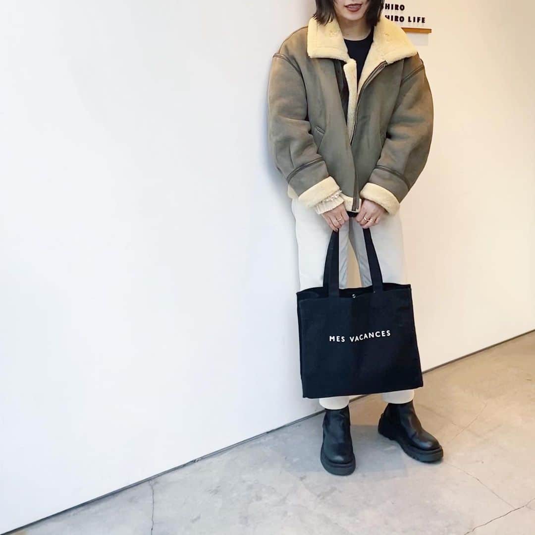 井村亜里香のインスタグラム：「エコバッグを持ち歩くのが 当たり前になって私服に合わせやすいデザインを 選ぶようになったここ最近。 @mes_vacances_official は 種類もカラーも豊富でオススメ。 柴咲コウさんが プロデュースするブランド。 新規会員登録1000ポイントプレゼントしてました♡ ・ #bag#ecobag#fashion#code #MESVACANCES#sustainable #organic#codinate#ecobags  #ミヴァンコス#バッグ#エコバッグ #ファッション#ファッションコーデ #私服#コーデ#冬コーデ」