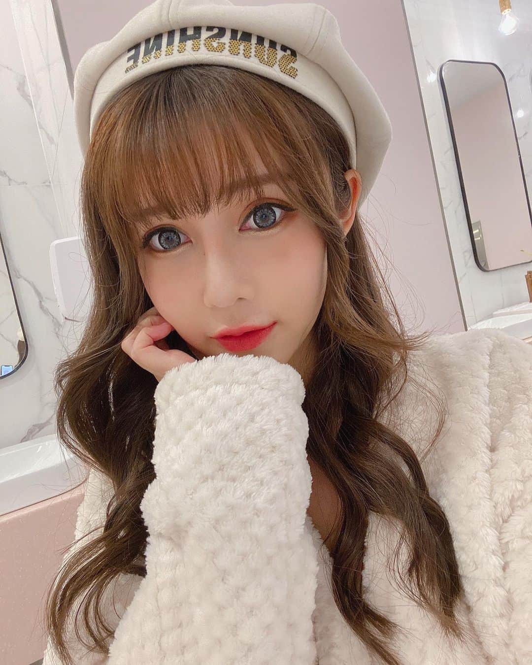 安希（安西）さんのインスタグラム写真 - (安希（安西）Instagram)「冬天好多毛毛軟絨絨的衣服🥰 穿起來好舒服喔～ 抱著我也好舒服～💕 ...