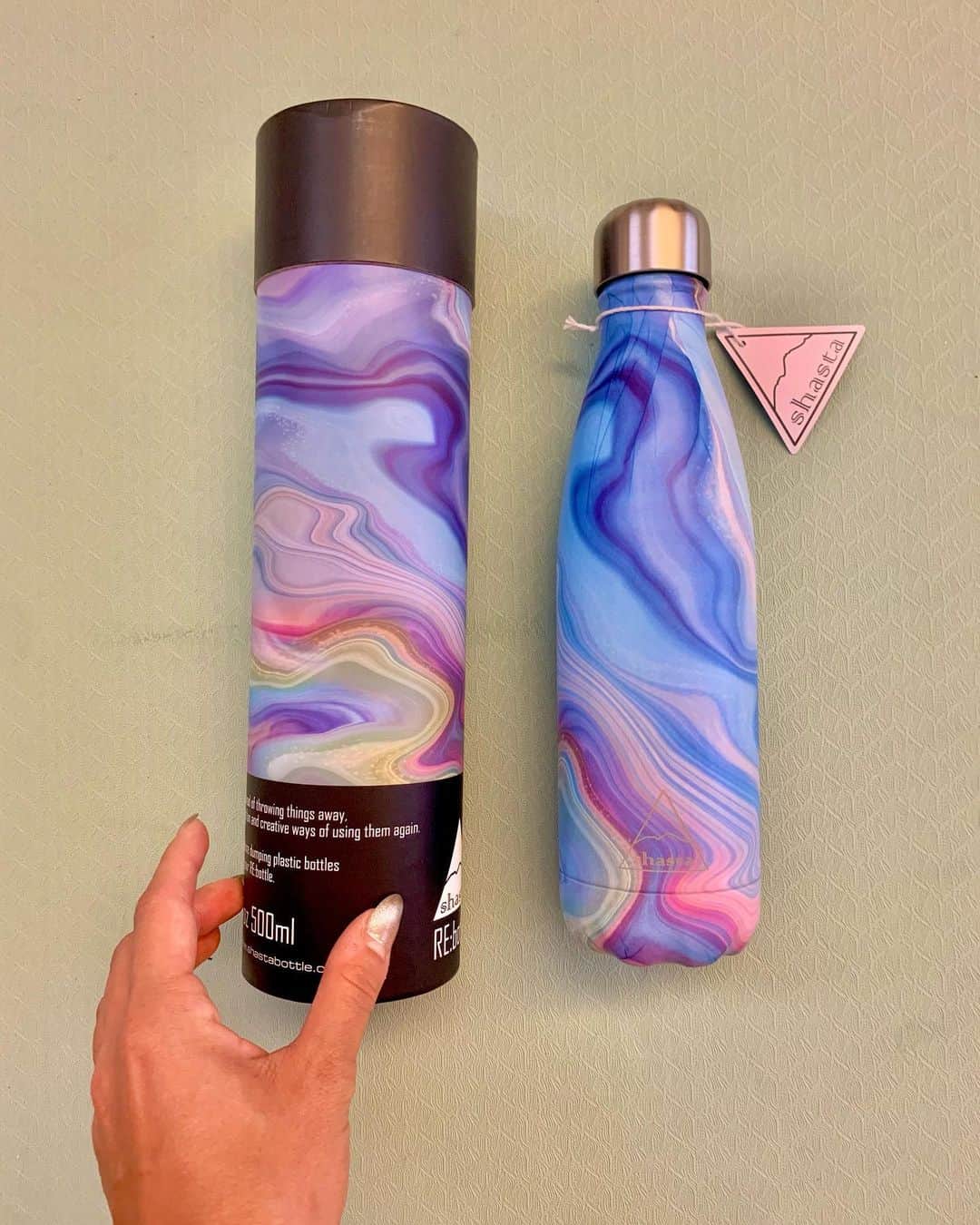 LuCyCoのインスタグラム：「【環境問題？】  ついにステンレスのかわいすぎるボトルを手に入れた😍🌈  ここ数年は、毎日ペットボトルのお水を買うとゴミがすごいので 20リットルが1パックになったお水を購入して、テキトーにその時あるペットボトルに移し替えて飲んでたんだけど  こんなかわいいボトルなら多少重くても毎日持ち歩くよ🥺💓  環境問題など、気にしてないわけじゃないけど厳格な生活をしてるわけでもない。  500ml×40本　のペットボトルを購入するより、20l ×1個　を買った方がゴミがでない、ただそれだけの軽い気持ちで選んでる。  例えばビーガンも環境問題とのつながりが深くて、 いろいろな面から 肉 → 悪  と思わせるようなことを書く人もいる。  でもねわたしは、決めつけられることが好きではないの。。🙏🏻  いろいろな観点からビーガンだった時もあるのよ！  でもいまは個人が少しずつ選び取っていけばいいと思うようになった。  国によって文化や背景がちがうように、人それぞれ違う考えや価値観があるからね  だから、押し付けること どちらかが悪！と決めつけることはしないようにしたい。  前にモンゴル人の先生に、モンゴルでの食の話やひいおじいちゃんの時代の話を聞いたり、(モンゴルはかなりの肉食)、それこそ−40度の冬を乗り越えるためにはラクダの皮や羊の毛の服やブーツが必須🇲🇳  わたしの血の半分のスイスは乳製品大国で、チーズやヨーグルト食べない人いないだろうし笑🇨🇭  まぁでも生活しているのは日本なのでね、わたしはわたしの観点で、できることからやっていこうと思っています。  とりあえずわたしの性格上は、  🌎多少高くても上質なものを長く使う 🌎お気に入りのエコグッズをみつける  からやっていこうとおもいまーす！  あとできること、なんだろう💕  #ステンレスボトル  #エコグッズ #地球に優しい暮らし  #環境に優しい  #お気に入りに囲まれた暮らし  #沖縄生活 #エコボトル #シャスタ」