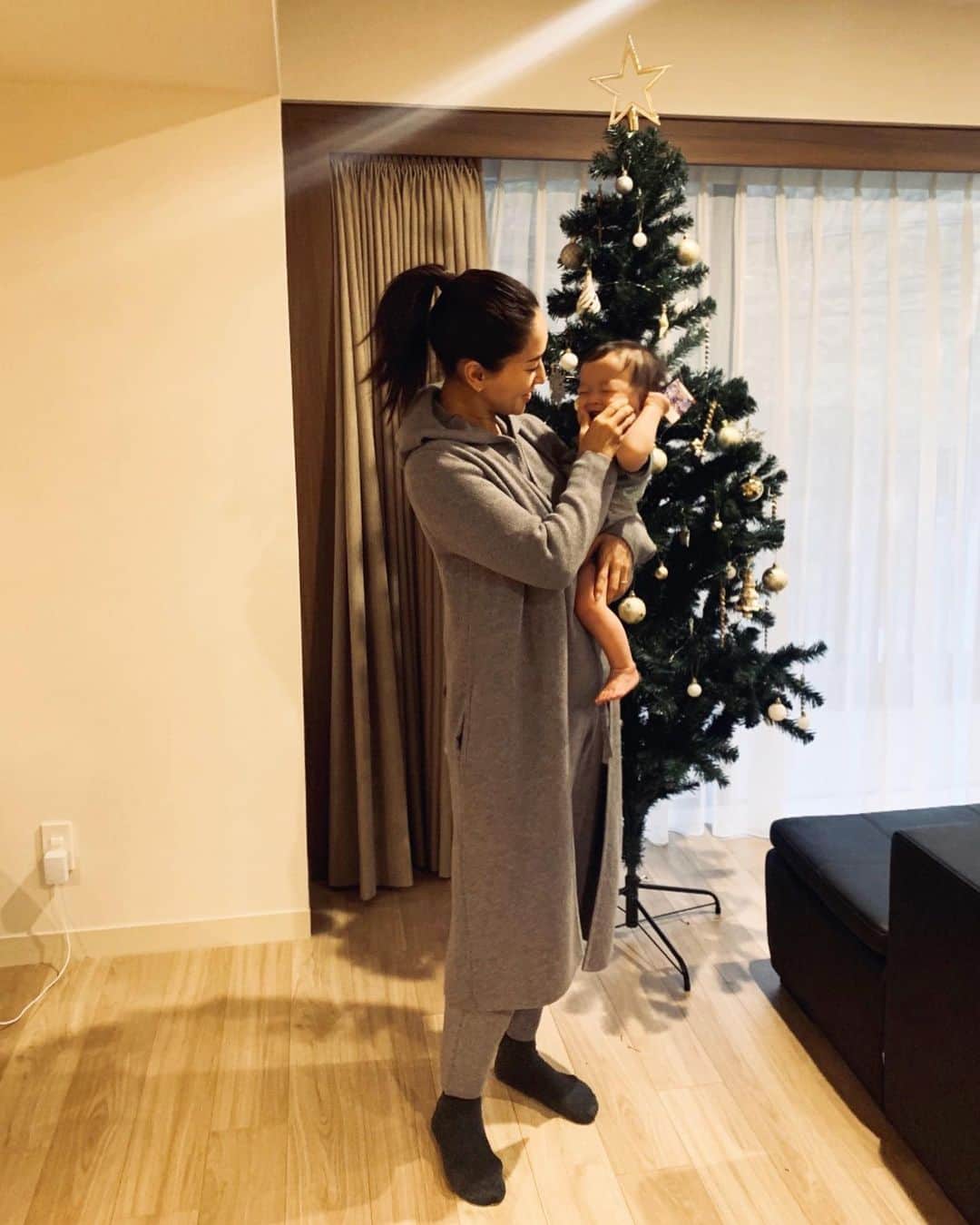 亀恭子のインスタグラム：「今日から12月ですね。  最近、ヘビロテ中 @bananarepublic_jp のセットアップ。  カーディガン・フーディ・パンツの3ピース。  写真は先週末、 家でゆっくりクリスマスツリーを飾り付けしていた時ですが、  このままワンマイル・ツーマイル、お出かけも出来る、 きれい見えするリラックスウェア❤︎  余談ですが我が家には（今更ながら）初めてのクリスマスツリー。  ネットで購入したお手頃価格なモノだけど、 飾りをつけてみるとわりと立派に華やいでくれる。  長男は喜んで、 ポケモンのフィギアまでw  someday's… #fashion #ootd #kkstyle #tokyo #kamescloset #3setup #bananarepublic #december1st」