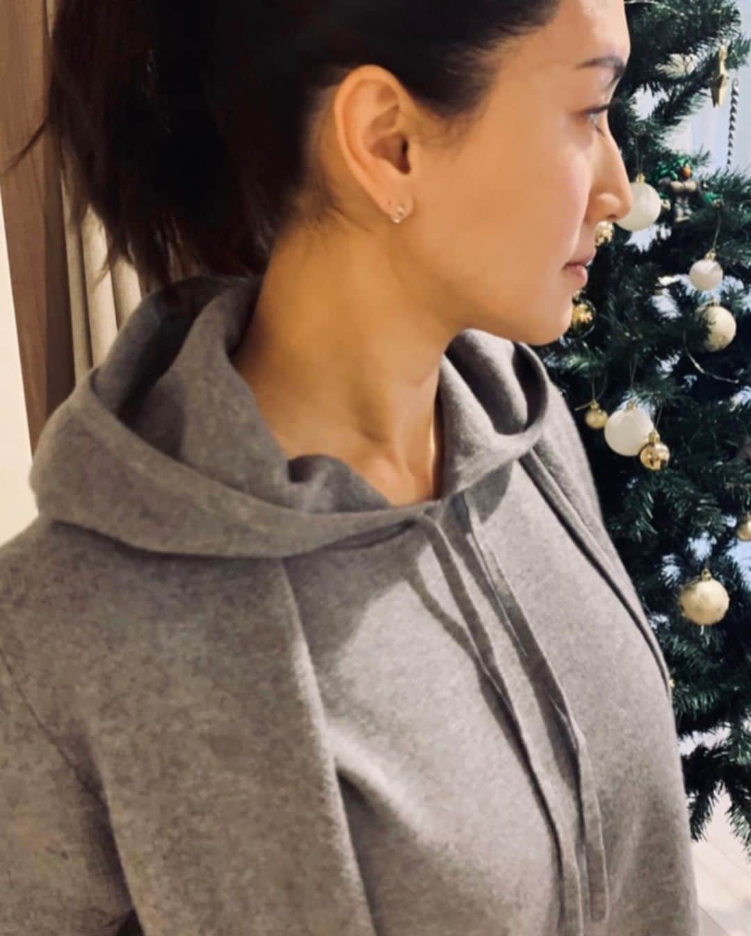 亀恭子さんのインスタグラム写真 - (亀恭子Instagram)「今日から12月ですね。  最近、ヘビロテ中 @bananarepublic_jp のセットアップ。  カーディガン・フーディ・パンツの3ピース。  写真は先週末、 家でゆっくりクリスマスツリーを飾り付けしていた時ですが、  このままワンマイル・ツーマイル、お出かけも出来る、 きれい見えするリラックスウェア❤︎  余談ですが我が家には（今更ながら）初めてのクリスマスツリー。  ネットで購入したお手頃価格なモノだけど、 飾りをつけてみるとわりと立派に華やいでくれる。  長男は喜んで、 ポケモンのフィギアまでw  someday's… #fashion #ootd #kkstyle #tokyo #kamescloset #3setup #bananarepublic #december1st」12月1日 14時48分 - kame_kyo