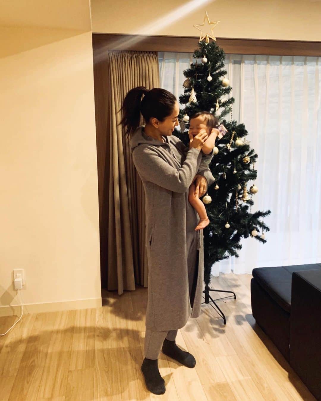 亀恭子さんのインスタグラム写真 - (亀恭子Instagram)「今日から12月ですね。  最近、ヘビロテ中 @bananarepublic_jp のセットアップ。  カーディガン・フーディ・パンツの3ピース。  写真は先週末、 家でゆっくりクリスマスツリーを飾り付けしていた時ですが、  このままワンマイル・ツーマイル、お出かけも出来る、 きれい見えするリラックスウェア❤︎  余談ですが我が家には（今更ながら）初めてのクリスマスツリー。  ネットで購入したお手頃価格なモノだけど、 飾りをつけてみるとわりと立派に華やいでくれる。  長男は喜んで、 ポケモンのフィギアまでw  someday's… #fashion #ootd #kkstyle #tokyo #kamescloset #3setup #bananarepublic #december1st」12月1日 14時48分 - kame_kyo