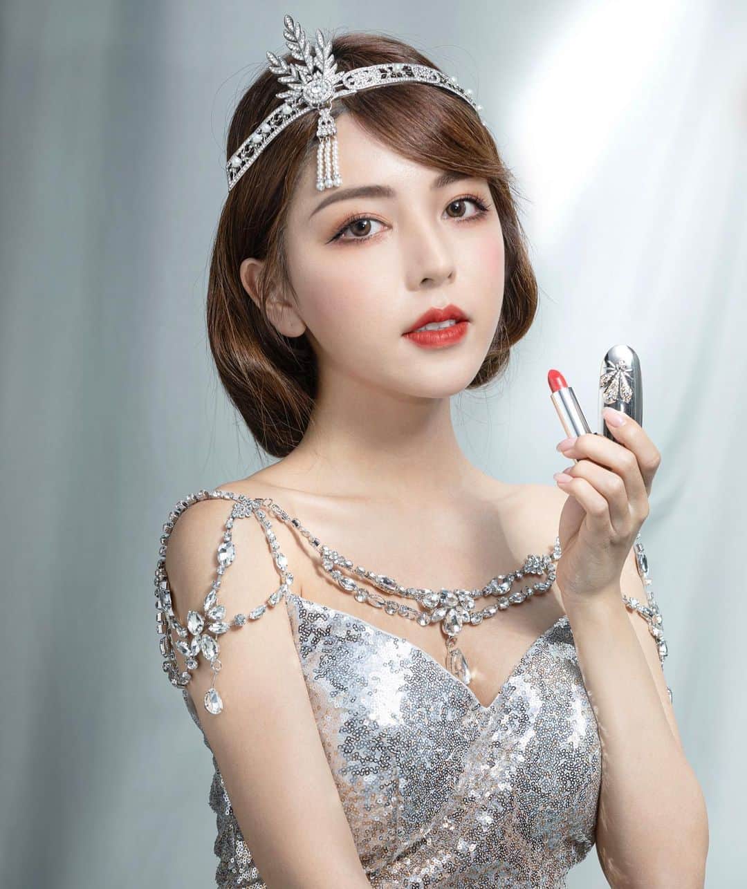 Vivi Tamのインスタグラム：「就到聖誕! 雖然今年未必參加到派對  但我一早已經準備好自己嘅Holiday Look☺️   今年 @guerlain 金璨星蜂節日彩妝系列係我心水💕  珍藏版Rouge G幸運星蜂寶石 唇膏套裝超級美😍  唇膏盒上首次有品牌icon🐝仔， 配埋熱賣色#214 ，送禮私藏皆宜 😚  想節日感重，眼妝一定要華麗， 我會先用品牌早前推出嘅 MAD EYES 雙頭眼影筆打底， 再配系列眼影盤內任何一色， 有層次同立體感嘅眼妝輕鬆完成。 我鍾意呢個眼影盤有齊閃爍、 啞緻同絲絨嘅質地， 日日唔同妝都無問題。  喜歡我這個造型嘛？❤️  #Guerlain #Guerlainhk #Christmas2020 #GoldenBloom #MyRougeG #BestLipstick #HolidayMakeup2020 #HolidayIdeas #motd #springpr  @spring_pr @ggtsoi」