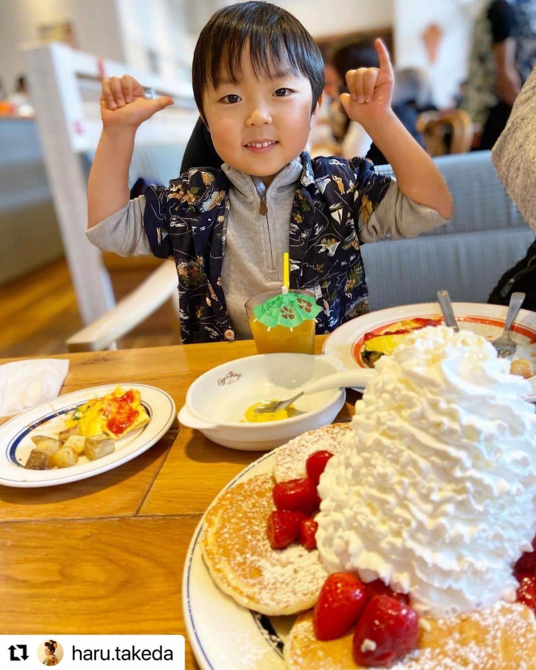EGGS ’N THINGS JAPANのインスタグラム：「#Repost @haru.takeda 様  ご来店頂きましてありがとうございます😊  また、「 #アロハでエッグスン 」で可愛らしいお写真をご投稿頂きましてありがとうございます☀️🌈  ぜひ、また機会がございましたらEggs 'n Thingsでお過ごしください😆🏝  ---------- 久しぶりの　#エッグスンシングス 息子はここのパンケーキもりもり食べる😆🥞  #アロハでエッグスン  #eggsnthings #eggsngram」