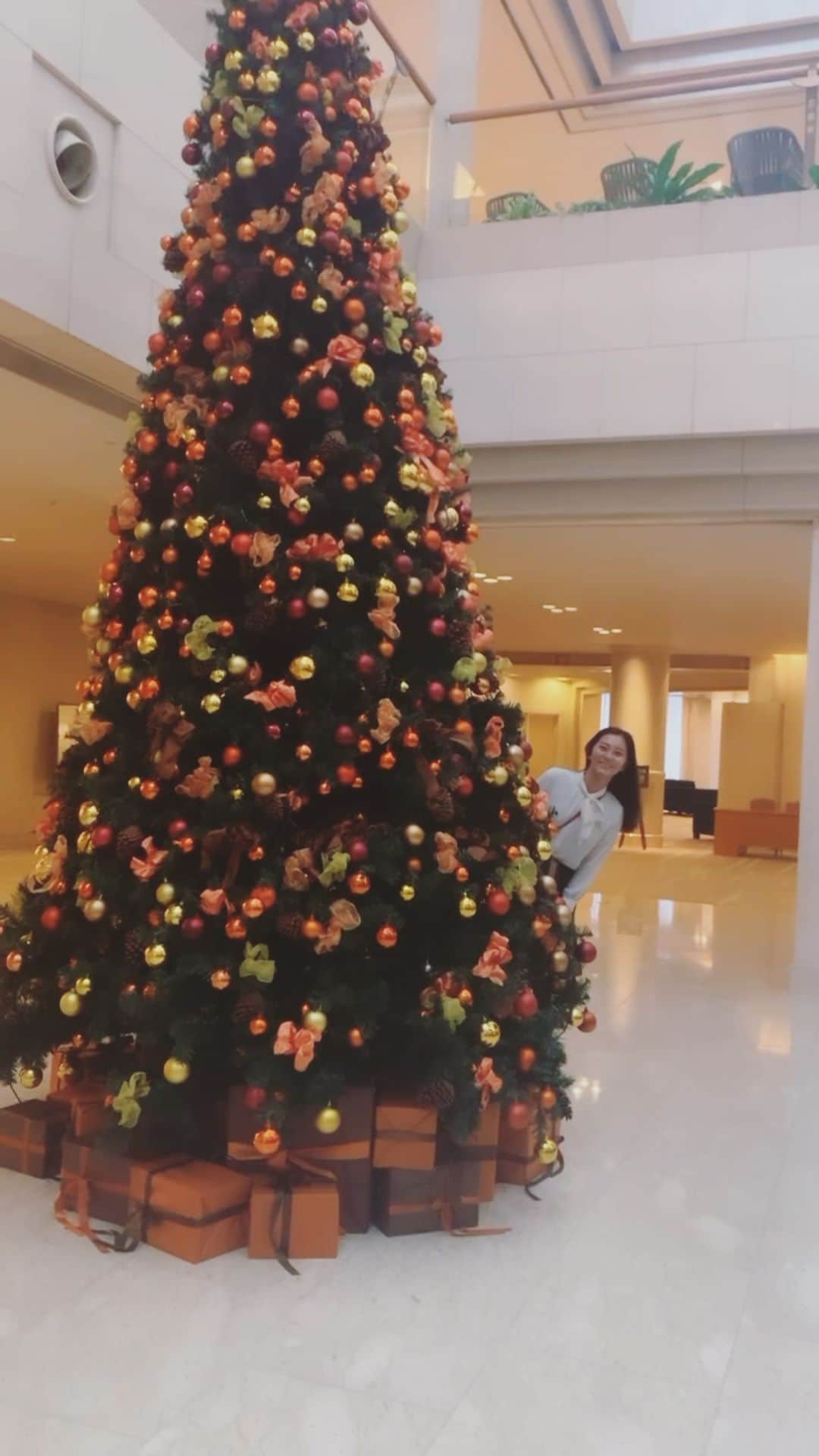 工藤綾乃のインスタグラム：「12月ですね。 ちょっと前に仕事で九州に行った時にクリスマスツリーを見つけまして。 久しぶりに^ ^#クリスマス #クリスマスツリー」