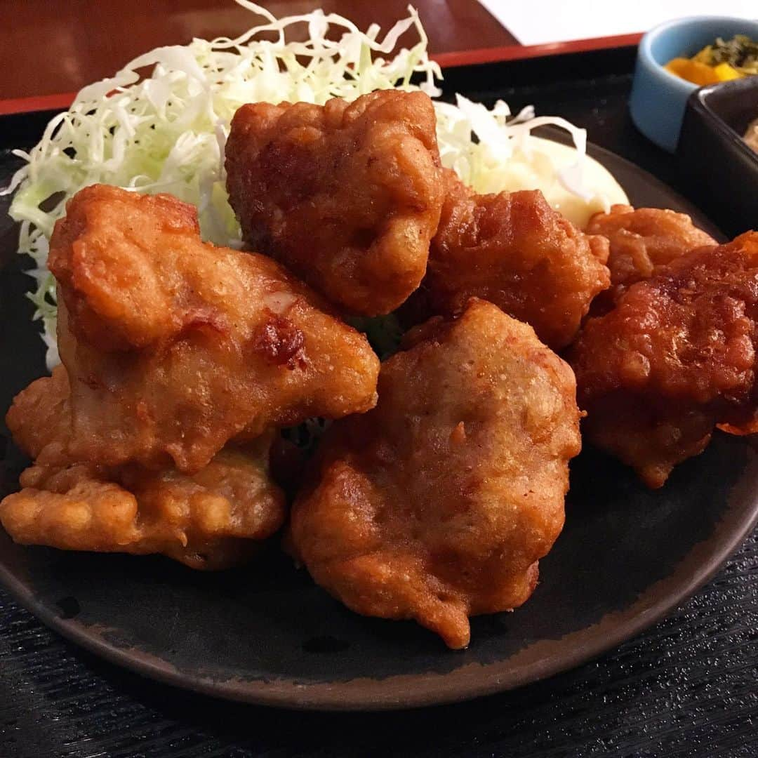 B JIRUSHI YOSHIDAさんのインスタグラム写真 - (B JIRUSHI YOSHIDAInstagram)「【代官山LUNCH】 【店名】やまびこ 【メニュー】唐揚げ定食 【PRICE】¥1,100- 【一言】ここ最近なかなか行けていなかった「やまびこ」さんへ久しぶりに行ってきました。安心安定の唐揚げ定食。今日は前から念願だった「いくら」をトッピングしようと思ったのですが、もう大分前にメニューから無くなってしまってたようです。やはり、食べたい物は食べたい時に頼まないといけませんね。  #B印ランチ #代官山ランチ #代官山LUNCH」12月1日 15時03分 - bjirushiyoshida