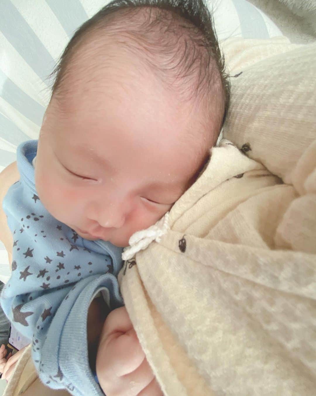 のインスタグラム：「ママのおっぱい枕にして寝る息子👶🏻🌈♡ しがみついてるのも気持ちよさそーな寝顔も半開きのお口も可愛いすぎて動けない  今日も愛してるよーらいと💙🧡  #愛してる##likeforlike#❤️#いいね#followforfollowback#follow#me#baby#ベビスタグラム#男の子ママ#BabyBoy#love#赤ちゃんのいる生活#photo#かわいい#dog#犬#赤ちゃん#家族#family#followｍe#follow4follow#f4f#pretty#cutedog#出産#男の子#ママスタグラム #ママ」