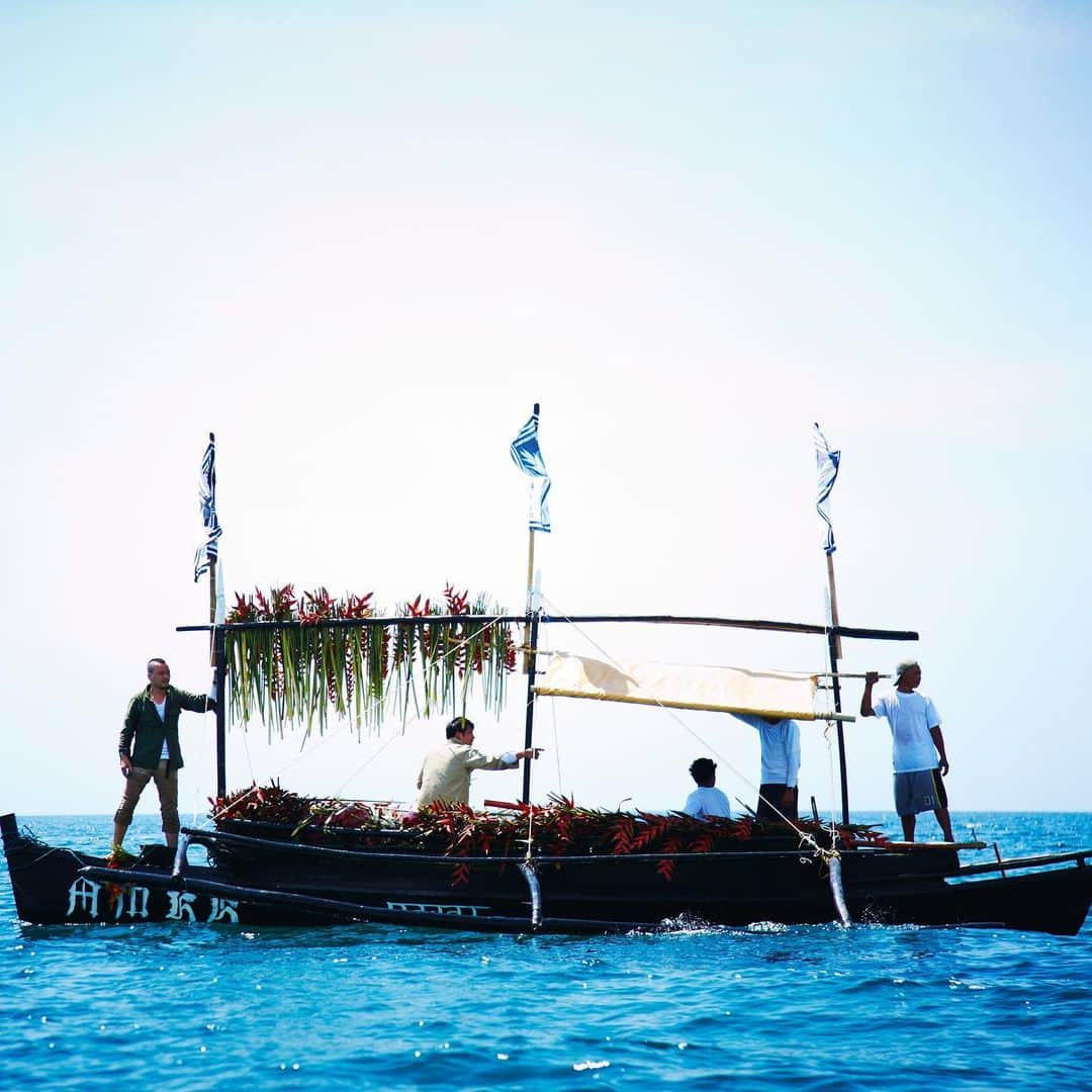 東信さんのインスタグラム写真 - (東信Instagram)「Dagat & Bulaklak (2015)  #azumamakoto  #shiinokishunsuke #amkk #amkkproject #inbloom #philippines #negrosisland #hinobaabsea #東信 #東信花樹研究所 #makotoazuma」12月1日 14時57分 - azumamakoto