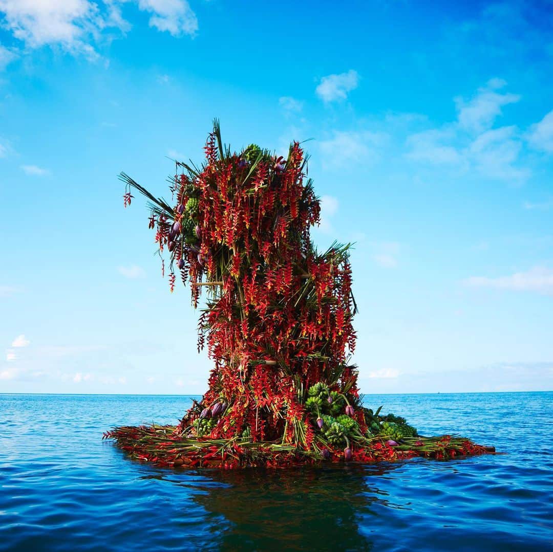 東信のインスタグラム：「Dagat & Bulaklak (2015)  #azumamakoto  #shiinokishunsuke #amkk #amkkproject #inbloom #philippines #negrosisland #hinobaabsea #東信 #東信花樹研究所 #makotoazuma」