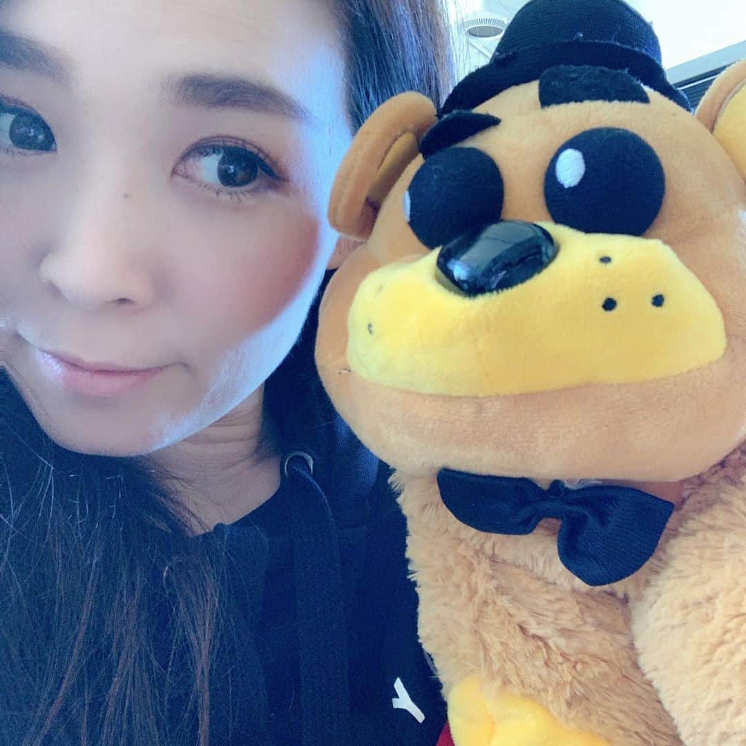 愛内里菜のインスタグラム：「今日、火曜日はYouTubeアップの日ですが﻿ アップできるストックがなくなり﻿ オーマイガーの日です😥﻿ ﻿ 急遽﻿ 夜22時からYouTube生配信したいと思います‼️﻿ ﻿ ﻿ 見れる方ぜひ見にきてください🤗﻿ ゆる〜くやります🤗🍵﻿ ﻿ 愛内里菜改め「R〜アール」オフィシャルチャンネル﻿ ぜひ登録お願いします☺️﻿ ﻿ Rカレンダー2021が﻿ オフィシャルHPより発売になりました！﻿ 詳しくは一つ前の投稿をチェックしてください😌🌈﻿ ﻿ このぬいぐるみの顔なんとも言えなくて﻿ いつも癒される🥸😂﻿ ﻿ Twitter﻿ @RRikakakiuchi﻿ ﻿ アルバム「Ring」﻿ 各配信サイトよりリリース！﻿ ﻿ R/垣内りかオフィシャルHPより﻿ WEBショップがオープン　﻿ ﻿ ✨活動20周年記念✨﻿ 😆YouTube開始！チャンネル登録よろしくね😆﻿ 愛内里菜改め「R〜アール」オフィシャルチャンネル﻿ ﻿ ﻿ 😆TikTokも開始！フォローよろしくね😆﻿ R_愛内里菜﻿ https://www.tiktok.com/@r_aiuchirina_official﻿  ﻿ ﻿ ﻿ #愛内里菜はRとして再始動﻿ #歌ってみた﻿ #Cover﻿ #弾いてみた﻿ #カラオケ﻿ #ライブ﻿ #愛内里菜 改め#R として #歌手 再始動﻿ #垣内りか #垣内倶楽部 #バンド #バンド名 ﻿ #ライブハウス #ライブ #一体化 #絆 #盛り上がりたい #会いたい﻿ #感謝 #リスタート #アニバーサリー#20周年﻿ #YouTube﻿ #ユーチューバー#TikTok﻿」