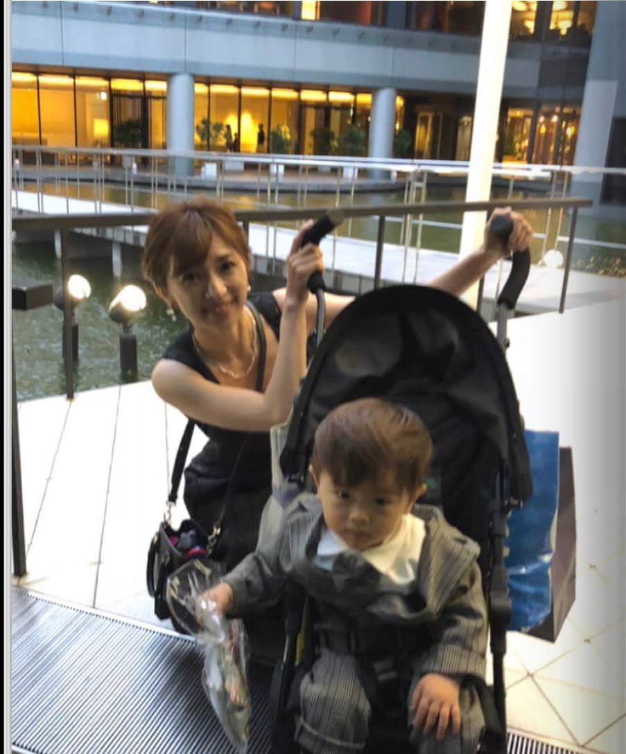田中涼子のインスタグラム：「お昼寝した隙にやりたいと思ってた 子ども服の断捨離🥺 広げてみたらサイズアウトだらけだった💦このスーツ2回しか着てないな🥺  今日は、こんなちっちゃかったんだなぁと服を眺めただけで終わっちゃった!笑  私は前日に明日のやることリスト書いといて行動するんだけど2.3個しかできないよ〜😭  #2児のママ #子育て#結婚式お呼ばれ」