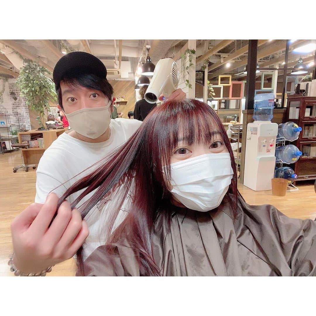 松本圭世さんのインスタグラム写真 - (松本圭世Instagram)「. 少し前に髪の毛染めてきた♡ 今回のテーマは「艶やか」 とオーダーしまして。  少し紫を混ぜた色？ みたいです😋 （よく分かってない）  ちなみにここの美容院は Mリーグ渋谷アベマズの チームスポンサーでもあります(*´-`)  いつもありがとうございます✨ @littlexsalt  @hashimoto_kazumasa   #リトルヘアスタイル　#リトルソルト　#美容院　#渋谷 #女子アナ　#アナウンサー　#フリーアナウンサー　#ヘアカラー　#instagood #followme」12月1日 14時57分 - matsukayo0806