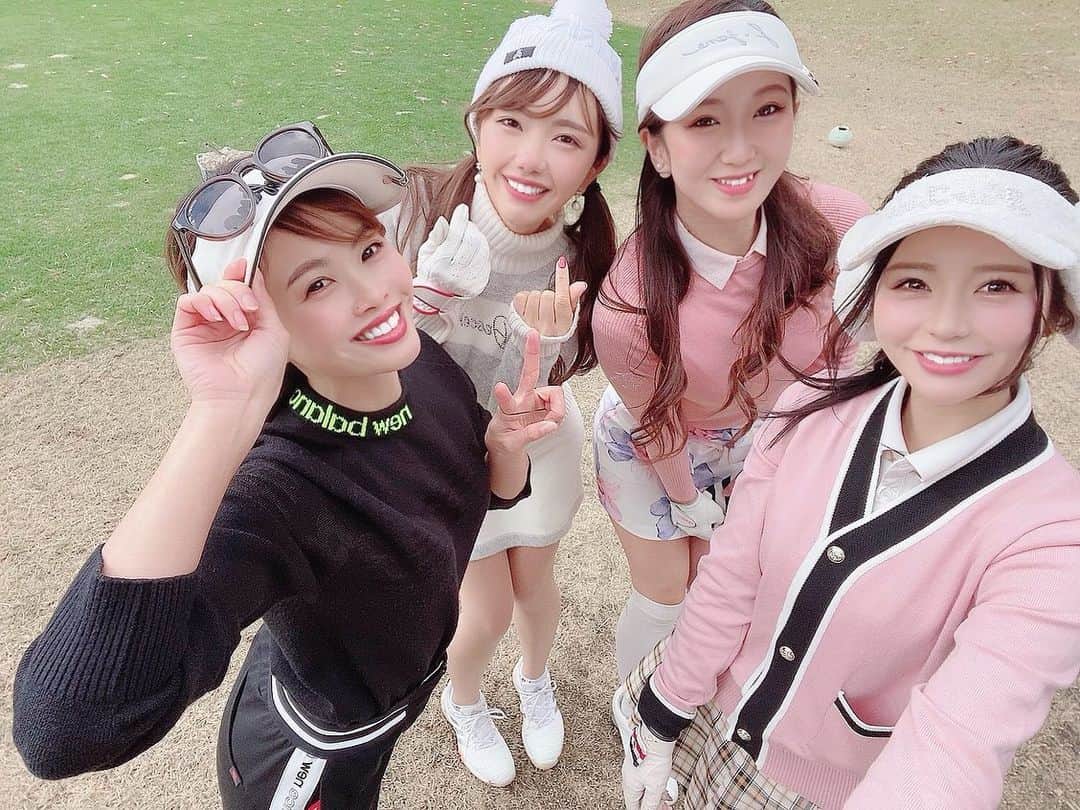 のインスタグラム：「この日はどこ見ても﻿ 可愛い子しかいなくて﻿ ﻿ 緊張した！！！笑﻿ ﻿ こんな美女に囲まれて﻿ 幸せな１日でした❤️🧡❤️﻿ ﻿ ゴルフは皆ちょー真剣💪⛳ 皆上手い🥰﻿ でもこの日寒すぎたー🥺﻿ 写真🤳全然撮っとらん😫 ﻿ @sayopipipi_golf ﻿ @golf_tarochan ﻿ @k_lovegolf ﻿ ﻿ ありがとねー🐒﻿❤︎ また関西遊びにいくね🥰﻿ ﻿ #ゴルフ好き #ゴルフ #ゴルフラウンド #ゴルフ女子 #ゴルフ上手くなりたい #ゴルフスイング #ゴルフスイング動画 #ゴルフコーデ #ゴルフ男子 #ゴルフ好きな人と繋がりたい #ゴルフバカ #ゴルフ好きな人と仲良くなりたい #ゴルフウェア #ゴルフ記録 #ファッション #おしゃれさんと繋がりたい #お洒落 #ゴルジョ #スポーツ好き #スポーツコーデ  #golf #golfstagram #golfwear #golfgirl #golfswing #골프여자#골프스타그램 #골프 #골프웨어」