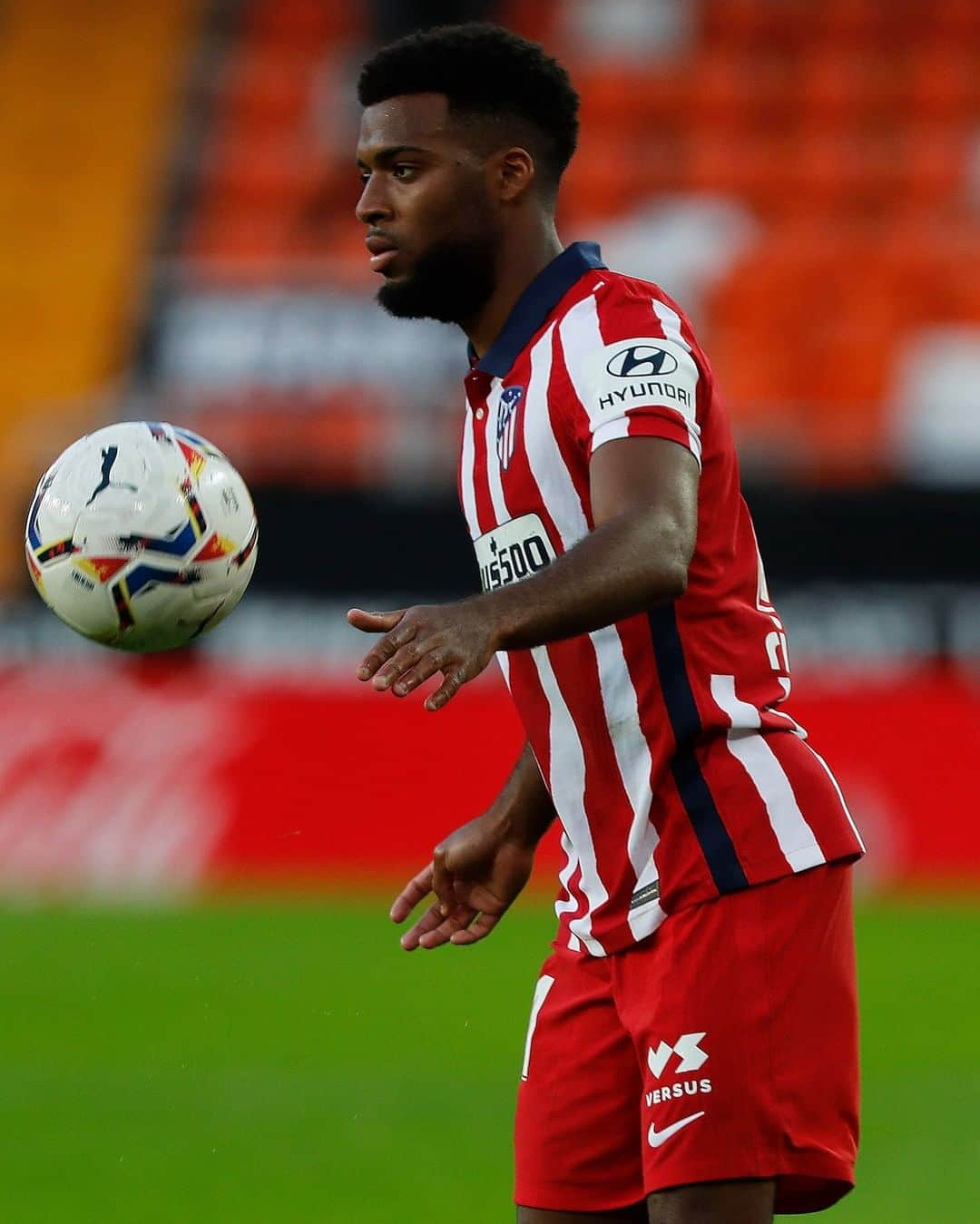 LFPさんのインスタグラム写真 - (LFPInstagram)「CONTROL! 👀🌟⚽️ • ¡CONTROL con la mirada! 👀🌟⚽️ • #Lemar #Atleti #LaLigaSantander #LaLiga #Football #HayQueVivirla #YouHaveToLiveIt」12月1日 15時00分 - laliga