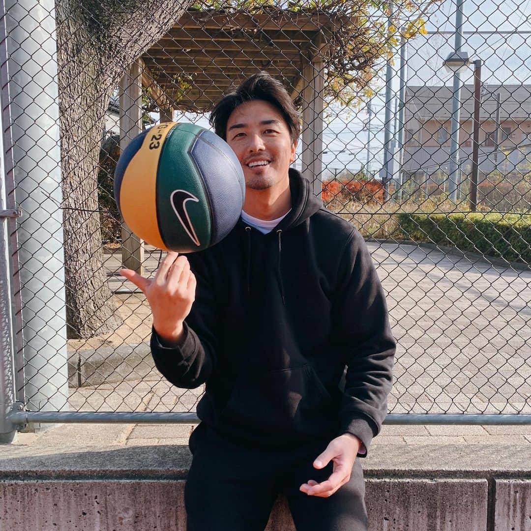 萩原章太のインスタグラム：「静かにしろい　この音が…オレを甦らせる何度でもよ 👆🏽これは誰のセリフか分かるかな😜 今日から12月か　はやいなー！ やっぱりバスケは楽しい⛹🏽‍♂️ 試合したい！絶対体力もたないけど😇 #バスケ#スポーツ#運動#バスケット#ナイキ #スラムダンク#bリーグ  #basketball#nike#December」