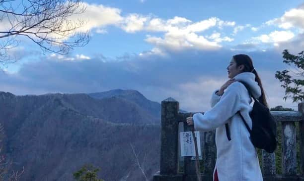 八尋莉那のインスタグラム：「先日古田ちさこちゃんと秩父へ行ってきました🛤👭  三峰神社→妙法ヶ岳(奥宮)→温泉のコースでハードでしたが癒されることばかりの一日でした✨ちさちゃんがリードしてサクサク歩みを進めてくれたの🥺 結構ハードな岩道もあって筋肉痛を覚悟していましたが温泉に入ったお陰か翌日も翌々日も身体は元気なままでした☺️ それでも20年振りの山登り、登っている時はキツかったなぁ🤣笑 熊とも遭遇せず、怪我なく無事に帰って来れて良かったです。 熊避けのベルを持っていなかったのでティティーたちの鈴のおもちゃを拝借しました🤣🐈🐈‍⬛ 木の杖は入り口でお借りできます😊 お天気にも恵まれて絶景と澄んだ空気が素晴らしかったなぁ⛰ 写真の中のワタシ、全部顔に疲れが出てる🤣笑 温泉入った後が1番元気だったかも🥰 ちさちゃんありがとう😘❤️ ・ #古田ちさこ#カープ女子#秩父#三峰神社#奥宮#妙法ヶ岳#三峰神社奥宮#レッドアロー号#埼玉#山ガール#登山#山#自然#パワースポット#神社仏閣巡り#trip#instagram#instagood」