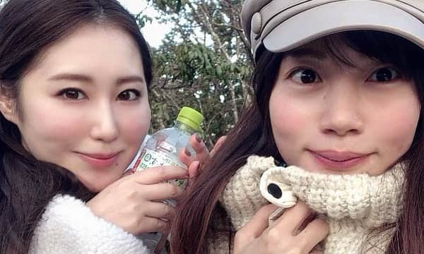 八尋莉那さんのインスタグラム写真 - (八尋莉那Instagram)「先日古田ちさこちゃんと秩父へ行ってきました🛤👭  三峰神社→妙法ヶ岳(奥宮)→温泉のコースでハードでしたが癒されることばかりの一日でした✨ちさちゃんがリードしてサクサク歩みを進めてくれたの🥺 結構ハードな岩道もあって筋肉痛を覚悟していましたが温泉に入ったお陰か翌日も翌々日も身体は元気なままでした☺️ それでも20年振りの山登り、登っている時はキツかったなぁ🤣笑 熊とも遭遇せず、怪我なく無事に帰って来れて良かったです。 熊避けのベルを持っていなかったのでティティーたちの鈴のおもちゃを拝借しました🤣🐈🐈‍⬛ 木の杖は入り口でお借りできます😊 お天気にも恵まれて絶景と澄んだ空気が素晴らしかったなぁ⛰ 写真の中のワタシ、全部顔に疲れが出てる🤣笑 温泉入った後が1番元気だったかも🥰 ちさちゃんありがとう😘❤️ ・ #古田ちさこ#カープ女子#秩父#三峰神社#奥宮#妙法ヶ岳#三峰神社奥宮#レッドアロー号#埼玉#山ガール#登山#山#自然#パワースポット#神社仏閣巡り#trip#instagram#instagood」12月1日 15時04分 - rinahnna