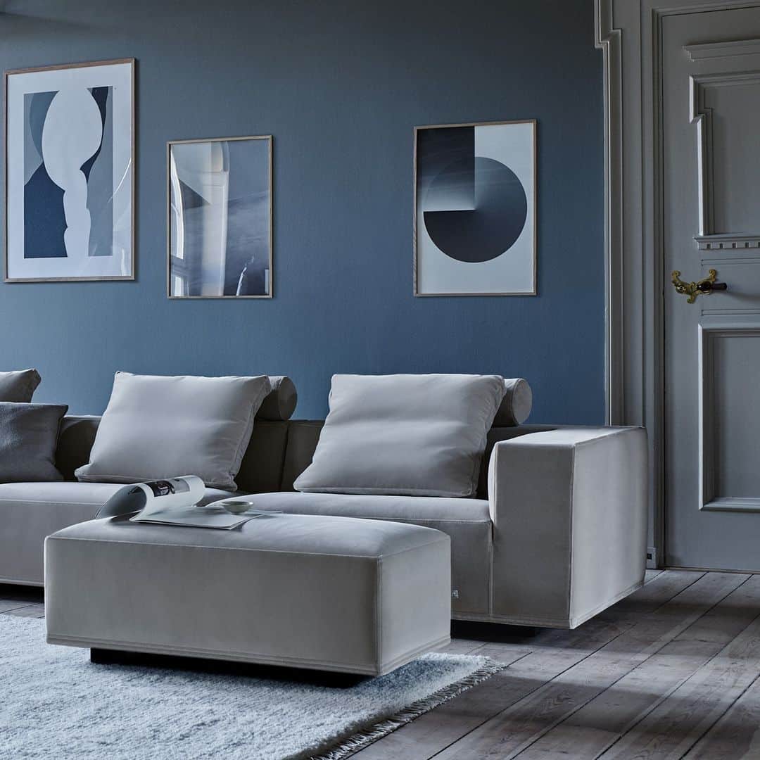 のインスタグラム：「Add movable neckroll pillows and large down pillows in order to gain the full lounge experience. Choose more than 300 fabric or leather, to design your very own Baseline. ⁠ •⁠ •⁠ •⁠ #eilersen #baseline #eilersenfurniture #myeilersen #interiordesign #homedecor #sofa #danishdesign #inredning #finahem #interiorlovers #interiordesign #modernliving #minimalism #nordiskehjem #nordicinspiration #nordicliving #craftsmanship #luxurylifestyle #boligindretning #designinterior #livingroominspo #boliginspiration #softminimalism #hemindredning #schönerwohnen #nordicminimalism」