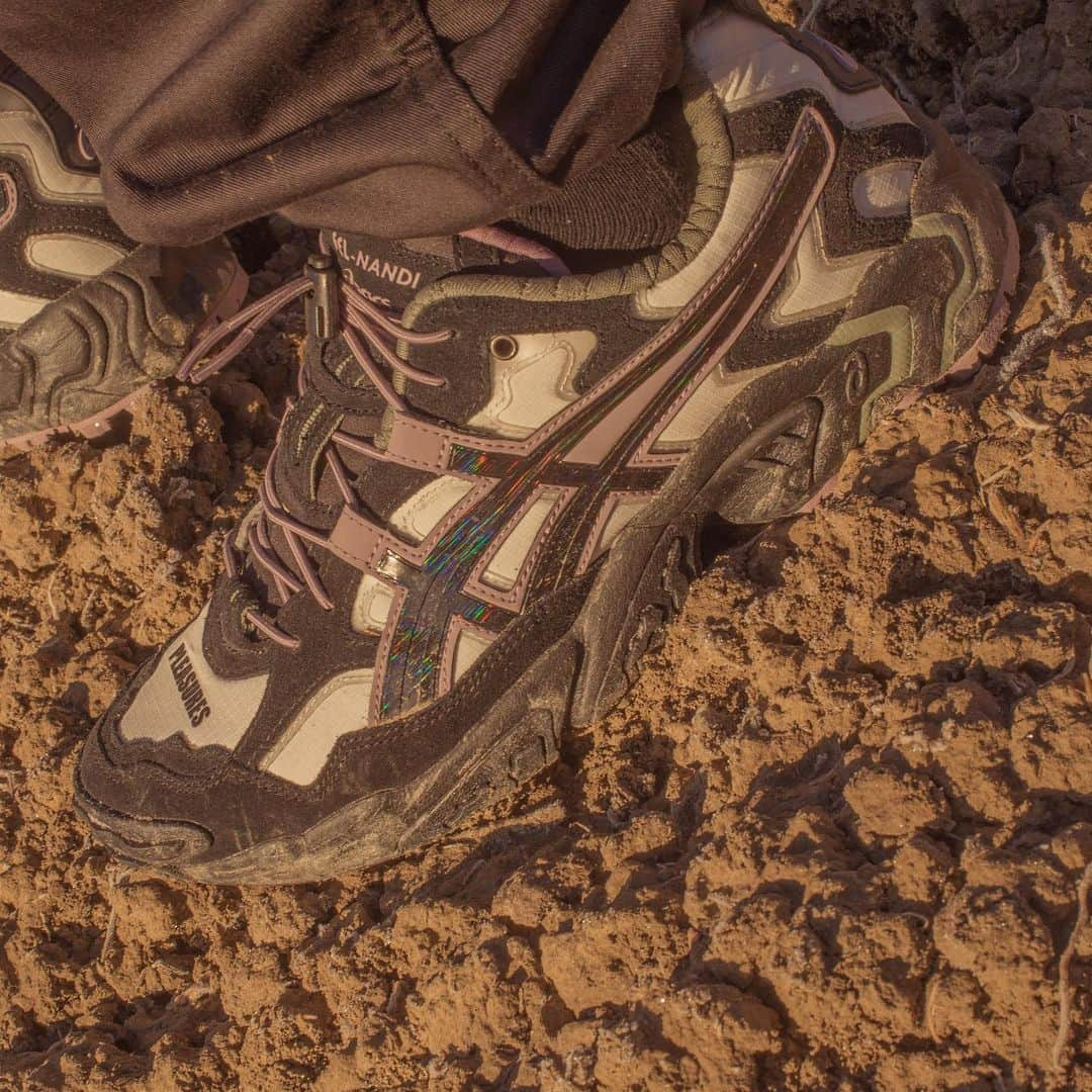 HYPEBEASTさんのインスタグラム写真 - (HYPEBEASTInstagram)「@hypebeastkicks: @pleasures and @asics have unveiled a new GEL-NANDI OG collaboration. Taking inspiration from exploring the great outdoors, the sneaker comes dressed in an earthy ripstop nylon mixed with suede, while the use of iridescent materials on the ASICS mid-panel logo represents self-reflection in nature. Rounding out the look is PLEASURES branding printed onto the toe box. It’s set to drop on the PLEASURES website and at select ASICS retailers on December 4 for $120 USD.⁠⠀ Photo: ASICS」12月1日 15時05分 - hypebeast