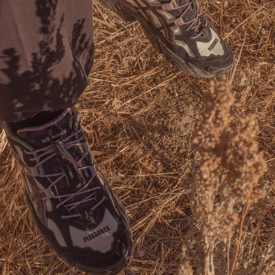 HYPEBEASTさんのインスタグラム写真 - (HYPEBEASTInstagram)「@hypebeastkicks: @pleasures and @asics have unveiled a new GEL-NANDI OG collaboration. Taking inspiration from exploring the great outdoors, the sneaker comes dressed in an earthy ripstop nylon mixed with suede, while the use of iridescent materials on the ASICS mid-panel logo represents self-reflection in nature. Rounding out the look is PLEASURES branding printed onto the toe box. It’s set to drop on the PLEASURES website and at select ASICS retailers on December 4 for $120 USD.⁠⠀ Photo: ASICS」12月1日 15時05分 - hypebeast