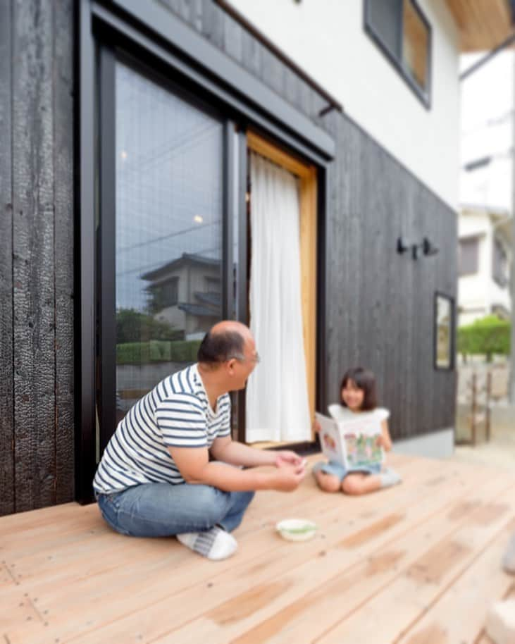 木の家ミヤシタさんのインスタグラム写真 - (木の家ミヤシタInstagram)「ミヤシタは神戸市北区の木の家工務店🌿   家づくりのなによりの喜びは、家族の笑顔が増えたこと😊  もっと見たい方へ プロフィールはこちらです🌿 ↓↓↓ @miyashita_wood in  #ミヤシタの家 #神戸市北区 #工務店 #一級建築士事務所 #木造住宅 #注文住宅 #新築 #建て替え #リフォーム #製材所 #兵庫県産木材 #木の家 #セルロースファイバー断熱材 #デコスドライ工法 #無垢材の床 #木のあるくらし #工務店選び #工務店がつくる家 #マイホーム計画中 #ハウスメーカー選び #ハウスメーカー迷子 #家づくり #木が好きな人と繋がりたい #lovehyogo #家族の幸せ  #ウッドデッキのある家」12月1日 15時06分 - miyashita_wood