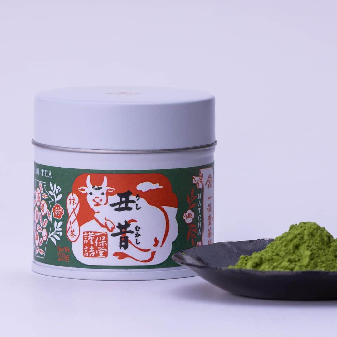 のインスタグラム：「Special New Year's Matcha is here!  Live on Instagram: 12/2 Wed. 2pm JST  新春特別抹茶「丑昔（うしむかし）」本日発売です！ 12/2(水)14:00〜インスタライブを開催します。  #丑昔 #🐮 #新春特別抹茶 #干支限定ラベル  #一保堂茶舗 #一保堂 #京都 #日本茶 #抹茶 #ippodotea #ippodo #japanesetea #matcha #kyoto #newyear」