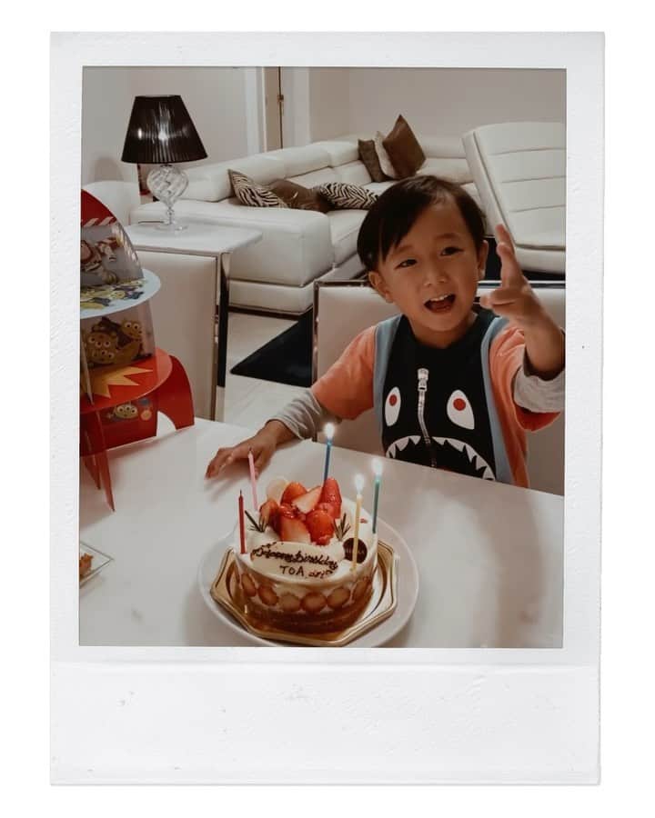 谷口紗耶香のインスタグラム：「happy birthday toa  4歳おめでとう💕🎉　最近めっきり大人っぽくなってきた小さなダーリン🥰 本当に成長が目に見える最近は、 しっかり会話もできて赤ちゃんの頃とはまた違う嬉しさもあるね。👏🏼　  とっても明るくてひょうきんでビビリな性格で🤣  周りを明るくする斗逢くん。  たくさん経験して大きくなってほしいな💕　  素敵なバルーンは　@jeffersonsballoon  で⭐︎ #birthdaytrip #myson#familytime」