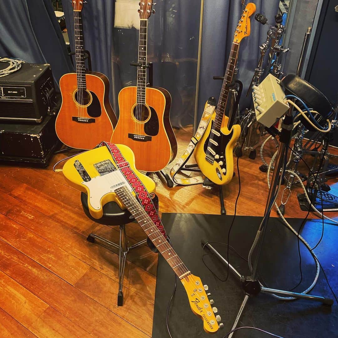 佐野史郎のインスタグラム：「コツコツやるのみ‼︎ ギターが導いてくれたこれまでだしね🎶 #ギター　#マーチン　#フェンダー　#VOX」