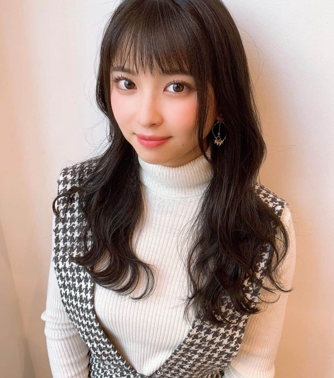 木下彩音さんのインスタグラム写真 - (木下彩音Instagram)「あっという間に12月 これからどんどん寒くなりそうですね🍃  先日美容院で髪色を暗めにしてもらいました🐥  そして12月3日(木)突破ファイル 再現VTRに出演させていただいています☺︎ 是非ご覧ください✨  残り1ヶ月みなさんが楽しく笑顔で過ごせますように…💛」12月1日 15時16分 - ayane.kinoshita