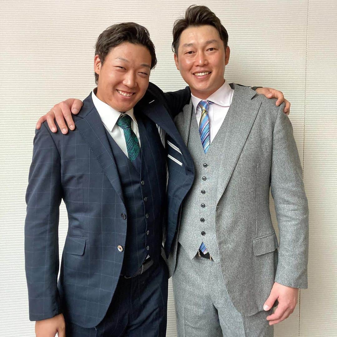 阪神タイガースさんのインスタグラム写真 - (阪神タイガースInstagram)「大山選手がデイリースポーツの企画で、新井貴浩さんと対談しました。 インタビューは後日掲載される予定です、お楽しみに！  #新井貴浩 さん #大山悠輔 選手　 #阪神タイガース」12月1日 15時16分 - hanshintigers_official