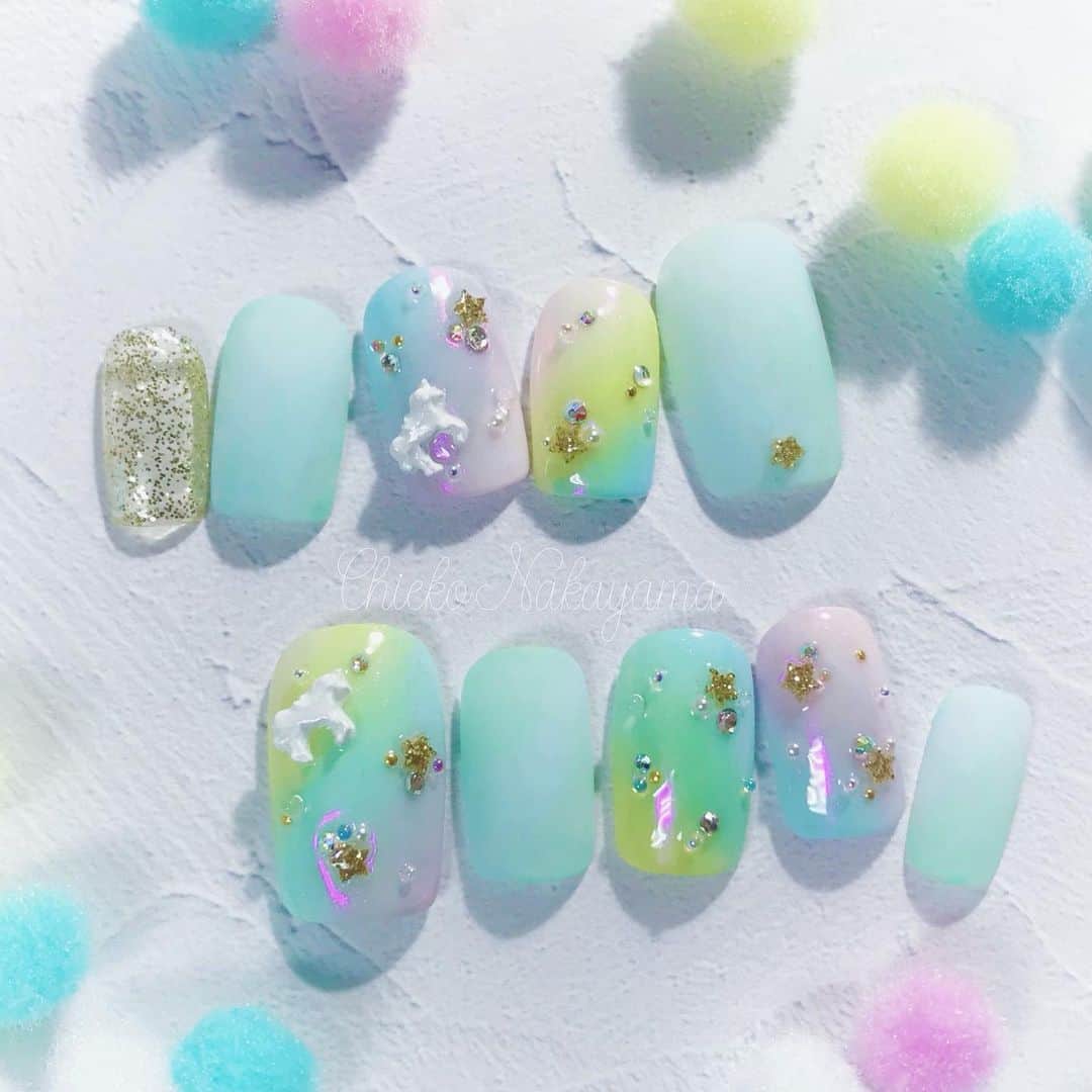なかやまちえこのインスタグラム：「pastel rainbow🦄⠀ ⠀ 引き続きJNAトレンドデザイナーを1年させて頂きます☺️🙏⠀ ⠀ 今回からトレンドデザイナーの選出方法が変わり、各ブランドごとにトレンドデザイナーがおりまして、⠀ PREANFAからは @pregelofficial  @mnnail_ar 先生、 @kimagure_cat_whim  @__.dannail.__ 先生でございます。⠀ ⠀ わたくしなかやまはBetty gel @bettygel_official  を担当させて頂くこととなりました☺️🙏⠀ Betty gel好きでよく使っているのでとても嬉しく光栄です🙏✨⠀ よろしくお願い致します☺️✨⠀ ⠀ #nail #nails #nailart #ネイル #美甲 #ネイルアート  #japanesenailart #manucure #japanesenails #manicurist #gelnails #أظافر #네일아트 #미용 #vẽmóng #ngườiđẹp  #เพ้นท์เล็บ #искусствоногтя #artedeuñas #เพ้นท์เล็บเจล #ジェルネイルデザイン #ネイルデザイン #senikuku #nagelkunst #パステルネイル #pastelnails」