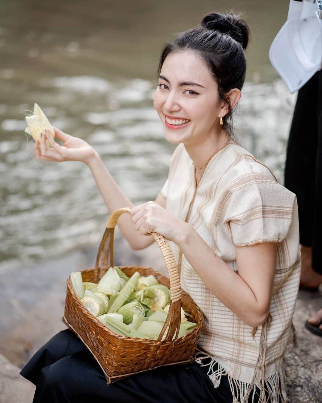 マイ・ダーウィカーのインスタグラム：「รับข้าวโพดมั้ยคะ🐒🌽✨☁️🐘 #ดาวินักท่องเที่ยว」