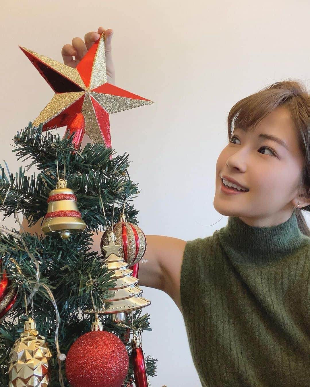 神田れいみさんのインスタグラム写真 - (神田れいみInstagram)「12月1日🎄♡ ﻿ ということで クリスマスツリーを飾りました🎅🏻🎁﻿ ﻿ 偶然、私もクリスマスツリーな服。笑」12月1日 15時22分 - kandareimi