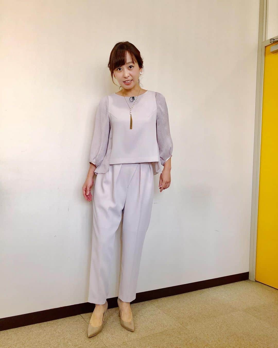 菊池良子さんのインスタグラム写真 - (菊池良子Instagram)「【#bs日テレ　#汐留tv #衣装　】 ・ ・ 薄いピンクのパンツスタイルのセットアップは優しくて上品な大人の印象に😊アクセサリーもピッタリ✨✨ ・ ・ 前から見た印象と後ろから見た印象が違うのもオシャレな洋服😍って感じで好きです✨✨ ・ ・ ・セットアップ：　#oribychouori @ori_by_chouori  ・イヤリング&ネックレス：#abiste  @abiste_official  ・パンプス：#mamian @mamian  ・ ・ ・ #sサイズコーデ　#上品ファッション　#fashion #ootd #announcer #女子アナコーデ」12月1日 15時31分 - kikuryo627happy